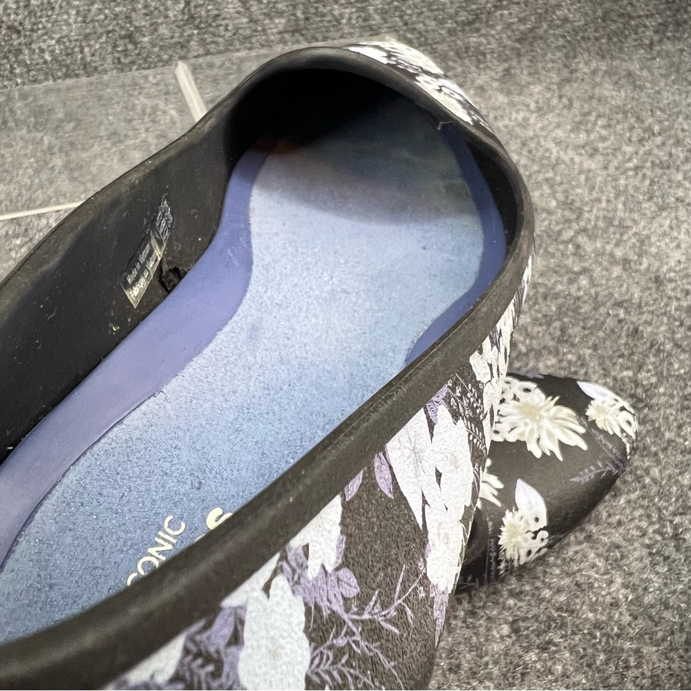 Crocs Iconic Comfort Black Floral Flats Women's Size 9 Slip On Lightweight - Picture 10 of 10